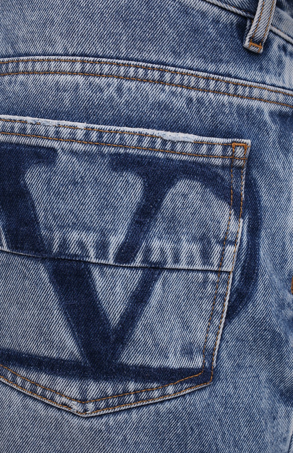 Мужские джинсы VALENTINO голубого цвета, арт. XV3DE01T847 | Фото 5 (Силуэт М (брюки): Прямые; Кросс-КТ: Деним; Длина (брюки, джинсы): Стандартные; Материал внешний: Хлопок, Деним; Детали: Потертости; Стили: Кэжуэл)