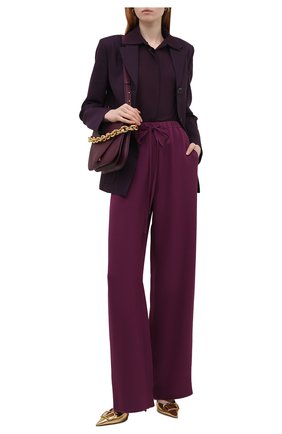 Женские шелковые брюки VALENTINO фиолетового цвета по цене 125000 руб., арт. XB3RB4D01MM | Фото 2 Женские шелковые брюки VALENTINO фиолетового цвета, арт. XB3RB4D01MM | Фото 2 (Материал внешний: Шелк; Длина (брюки, джинсы): Удлиненные; Стили: Романтичный; Женское Кросс-КТ: Брюки-одежда; Силуэт Ж (брюки и джинсы): Широкие)