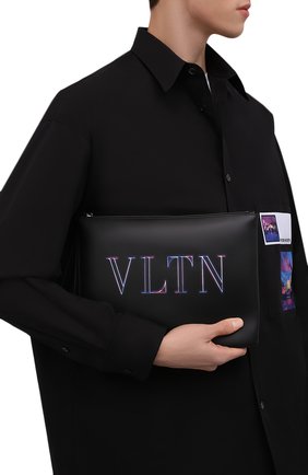 Мужская кожаная папка для документов neon vltn VALENTINO черного цвета по цене 59400 руб., арт. XY2P0299/CWK | Фото 2 Мужская кожаная папка для документов neon vltn VALENTINO черного цвета, арт. XY2P0299/CWK | Фото 2 (Размер: medium; Материал: Натуральная кожа)