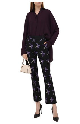 Женские брюки из шерсти и вискозы VALENTINO черного цвета по цене 150500 руб., арт. XB3RB3606VM | Фото 2 Женские брюки из шерсти и вискозы VALENTINO черного цвета, арт. XB3RB3606VM | Фото 2 (Материал внешний: Вискоза, Шерсть; Длина (брюки, джинсы): Стандартные; Женское Кросс-КТ: Брюки-одежда; Силуэт Ж (брюки и джинсы): Расклешенные; Стили: Романтичный)
