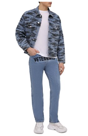 Мужские джинсы VETEMENTS голубого цвета, арт. ME52PA500N 2802 | Фото 2 (Силуэт М (брюки): Прямые; Кросс-КТ: Деним; Длина (брюки, джинсы): Стандартные; Стили: Гранж; Материал внешний: Хлопок, Деним)