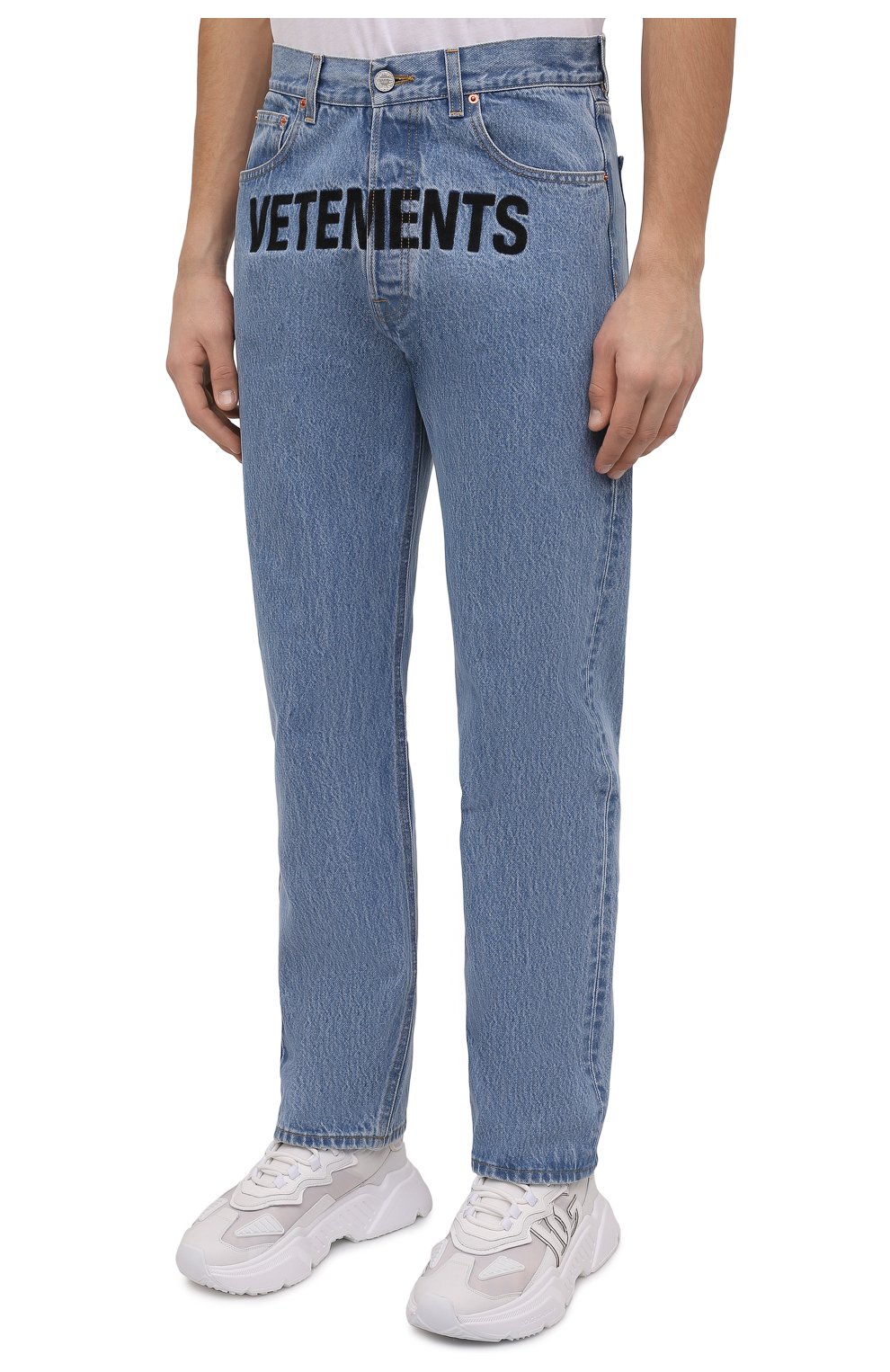 Мужские джинсы VETEMENTS голубого цвета, арт. ME52PA500N 2802 | Фото 3 (Силуэт М (брюки): Прямые; Кросс-КТ: Деним; Длина (брюки, джинсы): Стандартные; Стили: Гранж; Материал внешний: Хлопок, Деним)