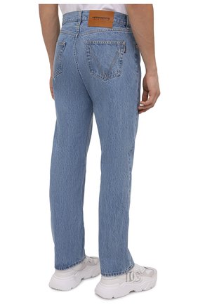 Мужские джинсы VETEMENTS голубого цвета, арт. ME52PA500N 2802 | Фото 4 (Силуэт М (брюки): Прямые; Кросс-КТ: Деним; Длина (брюки, джинсы): Стандартные; Стили: Гранж; Материал внешний: Хлопок, Деним)