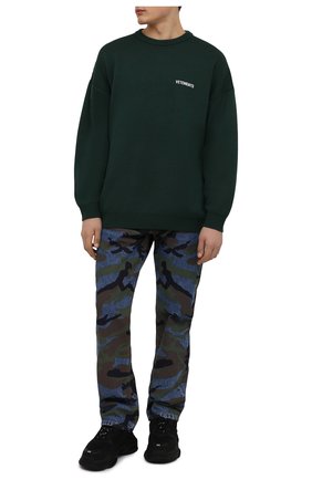 Мужской шерстяной свитер VETEMENTS зеленого цвета по цене 77500 руб., арт. UE52KN360G 2901/M | Фото 2 Мужской шерстяной свитер VETEMENTS зеленого цвета, арт. UE52KN360G 2901/M | Фото 2 (Рукава: Длинные; Длина (для топов): Стандартные; Материал внешний: Шерсть; Мужское Кросс-КТ: Свитер-одежда; Принт: С принтом; Стили: Гранж)