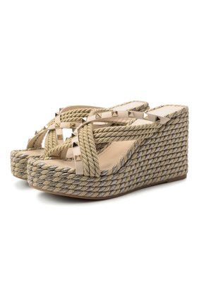 Женские комбинированные сабо rockstud torchon VALENTINO бежевого цвета по цене 53950 руб., арт. XW2S0AX7/EMP | Фото 1 Женские комбинированные сабо rockstud torchon VALENTINO бежевого цвета, арт. XW2S0AX7/EMP | Фото 1 (Подошва: Платформа; Материал внутренний: Натуральная кожа; Материал внешний: Кожа; Каблук тип: Танкетка)