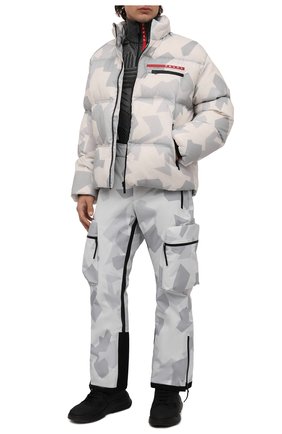 Мужская пуховая куртка PRADA кремвого цвета, арт. SGB257-1YYT-F0K44-212 | Фото 2 (Материал внешний: Синтетический материал; Рукава: Длинные; Длина (верхняя одежда): Короткие; Мужское Кросс-КТ: пуховик-короткий; Кросс-КТ: Куртка; Стили: Спорт-шик; Региональные ограничения белый список (Axapta Mercury): RU)