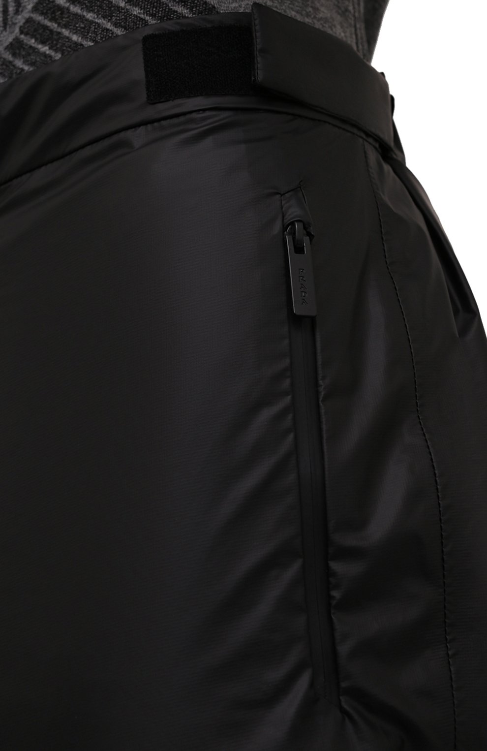Мужские брюки PRADA черного цвета, арт. SPH135-1T2Y-F0002-212 | Фото 5 (Длина (брюки, джинсы): Стандартные; Случай: Повседневный; Материал внешний: Синтетический материал; Региональные ограничения белый список (Axapta Mercury): RU; Стили: Минимализм)