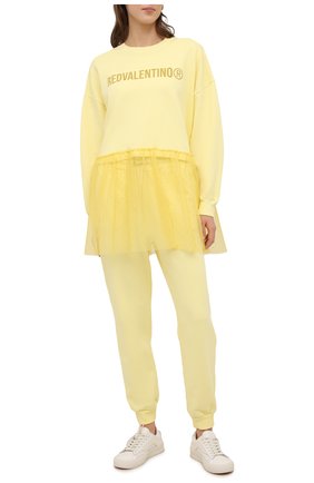 Женский хлопковый пуловер REDVALENTINO желтого цвета, арт. XR3MF09P/6CW | Фото 2 (Длина (для топов): Удлиненные; Материал внешний: Хлопок; Рукава: Длинные; Женское Кросс-КТ: Пуловер-одежда; Стили: Романтичный)