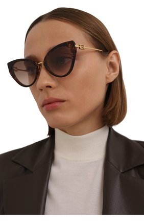 Женские солнцезащитные очки FENDI коричневого цвета, арт. FE40014U 55F | Фото 2 (Тип очков: С/з; Оптика Гендер: оптика-женское; Очки форма: Cat-eye)