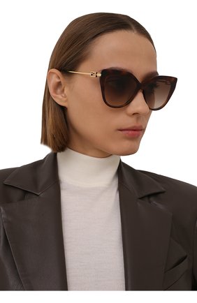 Женские солнцезащитные очки FENDI коричневого цвета, арт. FE40011U 53F | Фото 2 (Тип очков: С/з; Оптика Гендер: оптика-женское; Очки форма: Cat-eye)