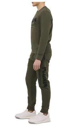 Мужские хлопковые джоггеры ALEXANDER MCQUEEN хаки цвета по цене 69950 руб., арт. 688714/QSZ81 | Фото 2 Мужские хлопковые джоггеры ALEXANDER MCQUEEN хаки цвета, арт. 688714/QSZ81 | Фото 2 (Длина (брюки, джинсы): Стандартные; Материал внешний: Хлопок; Силуэт М (брюки): Джоггеры; Стили: Милитари; Региональные ограничения белый список (Axapta Mercury): RU)