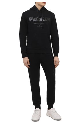 Мужской хлопковое худи ALEXANDER MCQUEEN черного цвета по цене 65450 руб., арт. 688715/QSZ81 | Фото 2 Мужской хлопковое худи ALEXANDER MCQUEEN черного цвета, арт. 688715/QSZ81 | Фото 2 (Длина (для топов): Стандартные; Материал внешний: Хлопок; Рукава: Длинные; Мужское Кросс-КТ: Худи-одежда; Принт: С принтом; Стили: Спорт-шик; Региональные ограничения белый список (Axapta Mercury): RU)