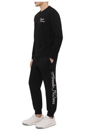 Мужские хлопковые джоггеры ALEXANDER MCQUEEN черного цвета по цене 71500 руб., арт. 687742/QSZ9A | Фото 2 Мужские хлопковые джоггеры ALEXANDER MCQUEEN черного цвета, арт. 687742/QSZ9A | Фото 2 (Длина (брюки, джинсы): Стандартные; Материал внешний: Хлопок; Силуэт М (брюки): Джоггеры; Стили: Спорт-шик)