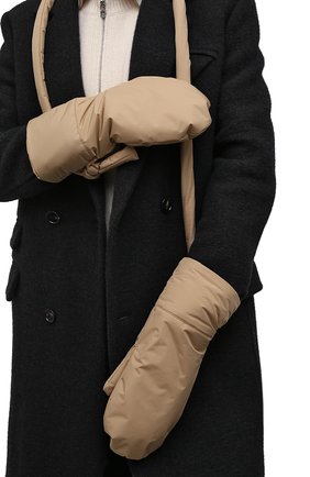 Женские рукавицы KASSL EDITIONS бежевого цвета, арт. H0L21A06300085 | Фото 2 (Материал: Текстиль, Синтетический материал; Женское Кросс-КТ: варежки)
