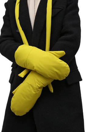 Женские рукавицы KASSL EDITIONS желтого цвета, арт. H0L21A06300115 | Фото 2 (Материал: Синтетический материал, Текстиль; Женское Кросс-КТ: варежки)