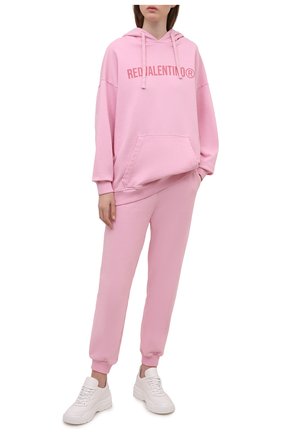 Женские хлопковые джоггеры REDVALENTINO светло-розового цвета по цене 33450 руб., арт. XR3MD02H/6E3 | Фото 2 Женские хлопковые джоггеры REDVALENTINO светло-розового цвета, арт. XR3MD02H/6E3 | Фото 2 (Длина (брюки, джинсы): Стандартные; Материал внешний: Хлопок; Стили: Спорт-шик; Женское Кросс-КТ: Джоггеры - брюки, Брюки-спорт; Силуэт Ж (брюки и джинсы): Джоггеры)