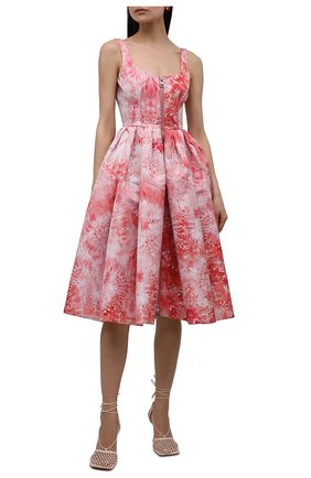 Женское платье ALEXANDER MCQUEEN кораллового цвета по цене 268000 руб., арт. 686919/QCAEZ | Фото 2 Женское платье ALEXANDER MCQUEEN кораллового цвета, арт. 686919/QCAEZ | Фото 2 (Материал внешний: Синтетический материал; Длина Ж (юбки, платья, шорты): До колена; Стили: Романтичный; Случай: Вечерний; Женское Кросс-КТ: Платье-одежда, Сарафаны; Рукава: На бретелях)