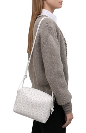 Женская сумка loop small BOTTEGA VENETA белого цвета, арт. 680255/V1H51 | Фото 2 (Материал: Натуральная кожа; Размер: small; Ремень/цепочка: На ремешке; Сумки-технические: Сумки через плечо)
