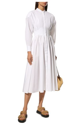 Женское хлопковое платье ALEXANDER MCQUEEN белого цвета, арт. 690987/QAAAD | Фото 2 (Материал подклада: Хлопок; Рукава: Длинные; Длина Ж (юбки, платья, шорты): Миди; Материал внешний: Хлопок; Женское Кросс-КТ: Платье-одежда, платье-рубашка; Случай: Повседневный; Стили: Кэжуэл; Региональные ограничения белый список (Axapta Mercury): RU)
