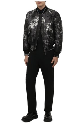 Мужской утепленный бомбер DOLCE & GABBANA темно-серого цвета по цене 239500 руб., арт. G9WR2T/FJ0A7 | Фото 2 Мужской утепленный бомбер DOLCE & GABBANA темно-серого цвета, арт. G9WR2T/FJ0A7 | Фото 2 (Материал внешний: Синтетический материал; Рукава: Длинные; Материал подклада: Синтетический материал; Длина (верхняя одежда): Короткие; Кросс-КТ: Куртка; Принт: С принтом; Мужское Кросс-КТ: утепленные куртки; Стили: Спорт-шик, Романтичный; Региональные ограничения белый список (Axapta Mercury): RU)