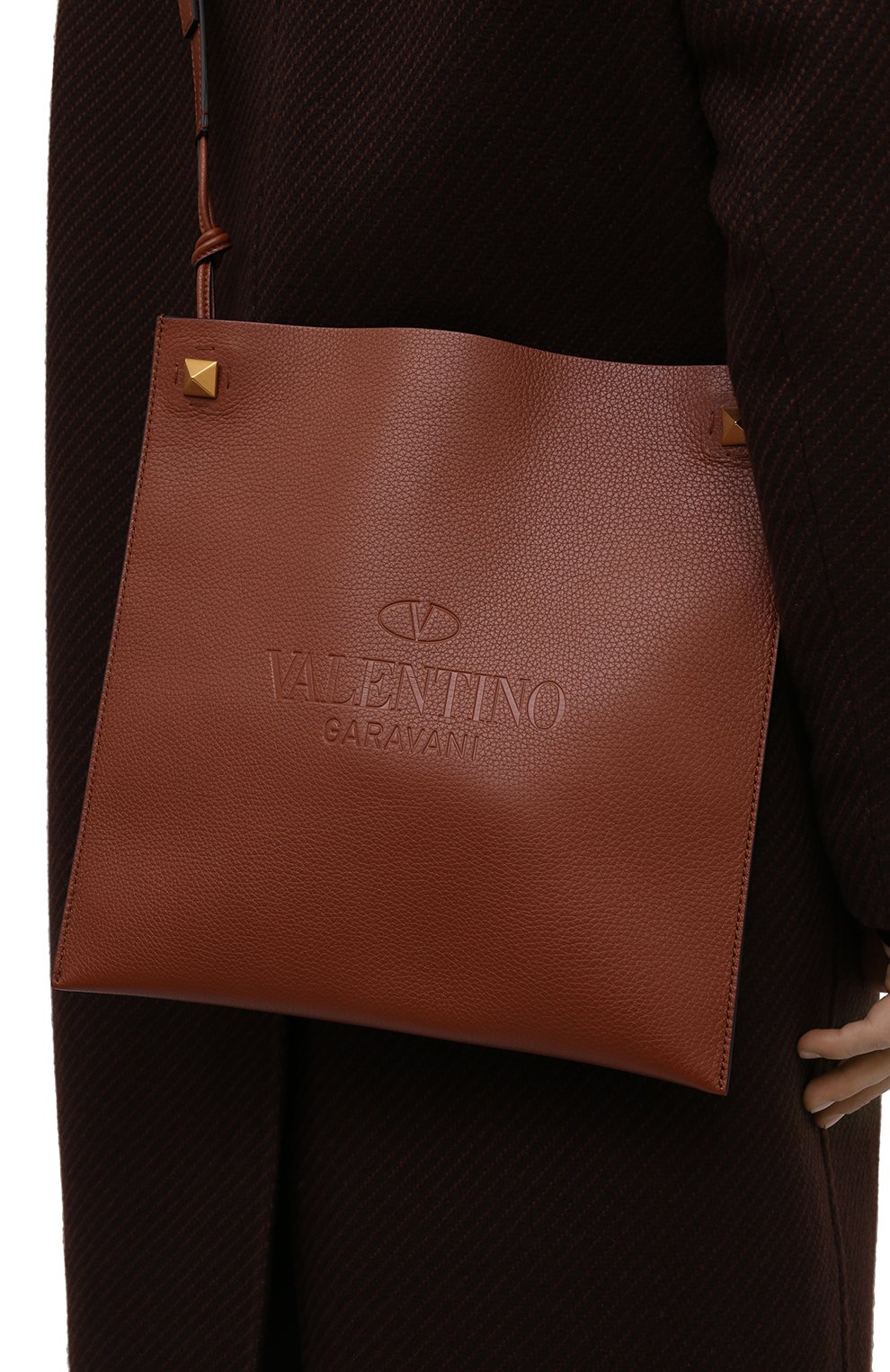 Мужская кожаная сумка identity VALENTINO коричневого цвета по цене 157500 руб., арт. XY2B0A81/ZBT | Фото 2 Мужская кожаная сумка identity VALENTINO коричневого цвета, арт. XY2B0A81/ZBT | Фото 2 (Размер: medium; Материал: Натуральная кожа; Региональные ограничения белый список (Axapta Mercury): RU; Ремень/цепочка: На ремешке)