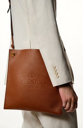 Мужская кожаная сумка identity VALENTINO коричневого цвета по цене 157500 руб., арт. XY2B0A81/ZBT | Фото 7 Мужская кожаная сумка identity VALENTINO коричневого цвета, арт. XY2B0A81/ZBT | Фото 7 (Размер: medium; Материал: Натуральная кожа; Региональные ограничения белый список (Axapta Mercury): RU; Ремень/цепочка: На ремешке)