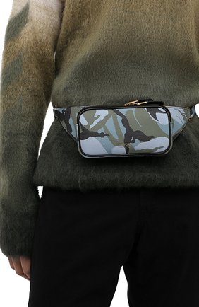 Мужская кожаная поясная сумка TOM FORD синего цвета по цене 86300 руб., арт. Y0312T-ICL022 | Фото 2 Мужская кожаная поясная сумка TOM FORD синего цвета, арт. Y0312T-ICL022 | Фото 2 (Ремень/цепочка: На ремешке; Размер: mini; Материал: Натуральная кожа)