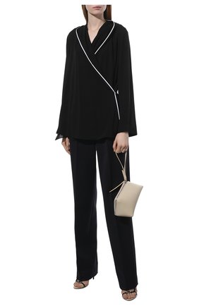 Женская шелковая блузка GIORGIO ARMANI черного цвета, арт. 2SHCC02E/T01WE | Фото 2 (Материал внешний: Шелк; Рукава: Длинные; Длина (для топов): Стандартные; Женское Кросс-КТ: Блуза-одежда; Стили: Романтичный; Принт: Без принта)