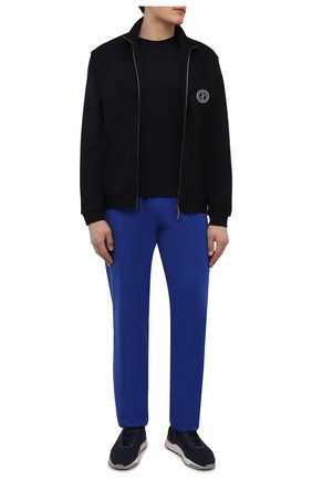 Мужские хлопковые брюки KITON синего цвета, арт. UK1051SM | Фото 2 (Материал внешний: Хлопок; Длина (брюки, джинсы): Стандартные; Случай: Повседневный; Стили: Спорт-шик)