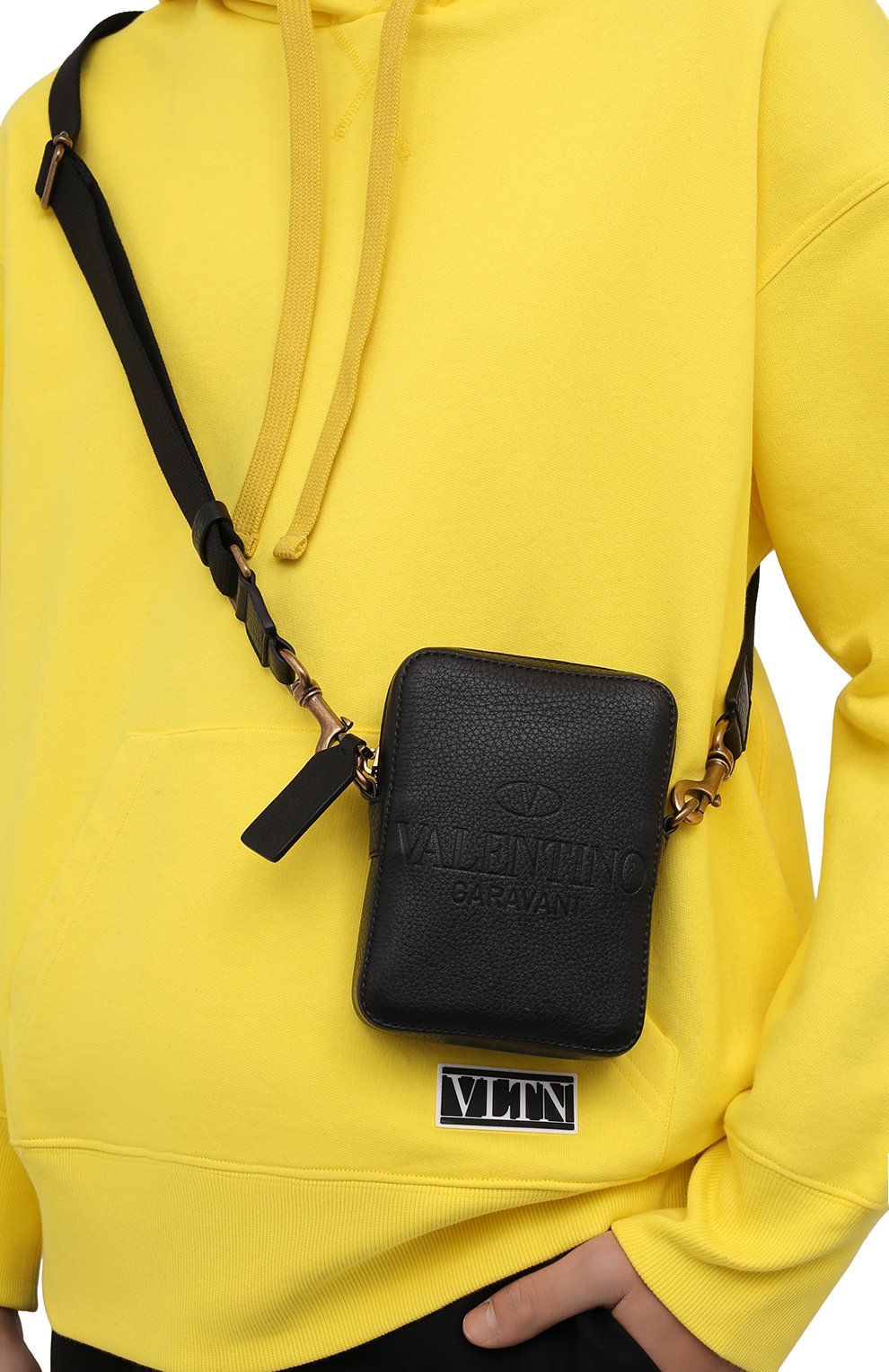 Мужская кожаная сумка VALENTINO черного цвета, арт. XY2B0943/QPT | Фото 2 (Материал: Натуральная кожа; Размер: mini; Ремень/цепочка: На ремешке)