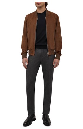 Мужской замшевый бомбер TOM FORD коричневого цвета по цене 617500 руб., арт. BZ414/TFL848 | Фото 2 Мужской замшевый бомбер TOM FORD коричневого цвета, арт. BZ414/TFL848 | Фото 2 (Материал внешний: Натуральная кожа, Замша; Длина (верхняя одежда): Короткие; Рукава: Длинные; Материал подклада: Купро; Кросс-КТ: Куртка; Мужское Кросс-КТ: Кожа и замша; Принт: Без принта; Стили: Кэжуэл; Региональные ограничения белый список (Axapta Mercury): RU)