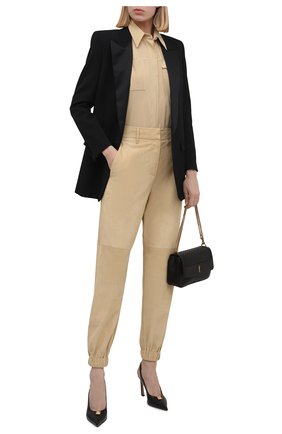 Женская шелковая блузка BRUNELLO CUCINELLI бежевого цвета, арт. MF962ME646 | Фото 2 (Материал внешний: Шелк; Длина (для топов): Удлиненные; Рукава: Длинные; Стили: Кэжуэл; Принт: Без принта; Женское Кросс-КТ: Блуза-одежда)