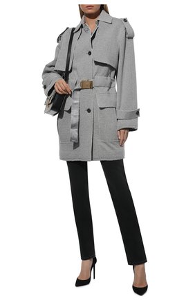 Женский хлопковый тренч TOM FORD серого цвета по цене 249500 руб., арт. CP1550-JEX014 | Фото 2 Женский хлопковый тренч TOM FORD серого цвета, арт. CP1550-JEX014 | Фото 2 (Длина (верхняя одежда): До середины бедра; Рукава: Длинные; Материал подклада: Шелк; Материал внешний: Хлопок; Стили: Гламурный)