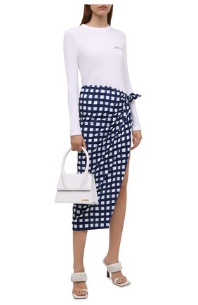 Женская хлопковый лонгслив JACQUEMUS белого цвета по цене 13700 руб., арт. 211JS002-2160 | Фото 2 Женская хлопковый лонгслив JACQUEMUS белого цвета, арт. 211JS002-2160 | Фото 2 (Длина (для топов): Стандартные; Рукава: Длинные; Материал внешний: Хлопок; Женское Кросс-КТ: Лонгслив-одежда; Принт: С принтом; Стили: Кэжуэл)