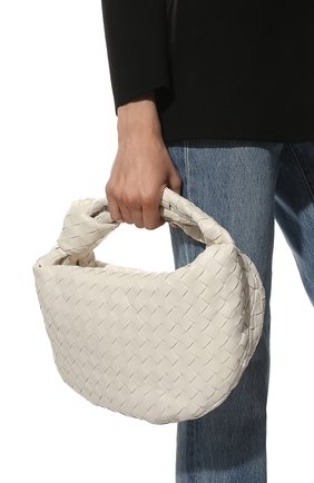 Женская сумка jodie BOTTEGA VENETA белого цвета, арт. 690225/VCPP0 | Фото 2 (Материал: Натуральная кожа; Размер: large; Сумки-технические: Сумки top-handle)