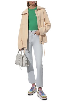 Женская хлопковая футболка JACQUEMUS зеленого цвета по цене 10950 руб., арт. 211JS003-2160 | Фото 2 Женская хлопковая футболка JACQUEMUS зеленого цвета, арт. 211JS003-2160 | Фото 2 (Материал внешний: Хлопок; Рукава: Короткие; Длина (для топов): Стандартные; Женское Кросс-КТ: Футболка-одежда; Принт: Без принта; Стили: Кэжуэл)