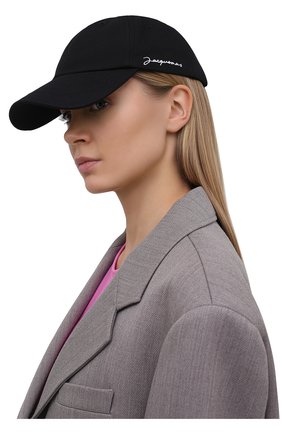 Женская хлопковая бейсболка JACQUEMUS черного цвета по цене 7960 руб., арт. 216AC009-5001 | Фото 2 Женская хлопковая бейсболка JACQUEMUS черного цвета, арт. 216AC009-5001 | Фото 2 (Материал: Текстиль, Хлопок)