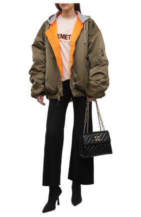 Женский бомбер VETEMENTS хаки цвета по цене 184500 руб., арт. UE52JA220G 1307/W | Фото 2 Женский бомбер VETEMENTS хаки цвета, арт. UE52JA220G 1307/W | Фото 2 (Материал подклада: Синтетический материал; Материал внешний: Синтетический материал; Рукава: Длинные; Длина (верхняя одежда): До середины бедра; Стили: Спорт-шик; Кросс-КТ: Куртка, бомбер)