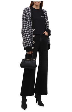 Женская хлопковая футболка JACQUEMUS черного цвета по цене 10950 руб., арт. 211JS003-2160 | Фото 2 Женская хлопковая футболка JACQUEMUS черного цвета, арт. 211JS003-2160 | Фото 2 (Рукава: Короткие; Длина (для топов): Стандартные; Материал внешний: Хлопок; Стили: Спорт-шик; Принт: Без принта; Женское Кросс-КТ: Футболка-одежда)