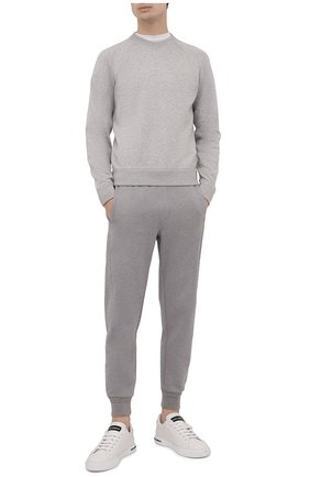 Мужские хлопковые джоггеры ERMENEGILDO ZEGNA серого цвета по цене 66650 руб., арт. UZ590/TR0 | Фото 2 Мужские хлопковые джоггеры ERMENEGILDO ZEGNA серого цвета, арт. UZ590/TR0 | Фото 2 (Длина (брюки, джинсы): Стандартные; Материал внешний: Хлопок; Силуэт М (брюки): Джоггеры; Стили: Спорт-шик)