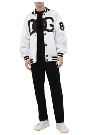 Мужской утепленный бомбер DOLCE & GABBANA белого цвета, арт. G9WX9Z/FUM86 | Фото 2 (Кросс-КТ: Куртка; Рукава: Длинные; Материал внешний: Синтетический материал; Принт: С принтом; Мужское Кросс-КТ: утепленные куртки; Стили: Спорт-шик; Материал подклада: Синтетический материал; Длина (верхняя одежда): Короткие)