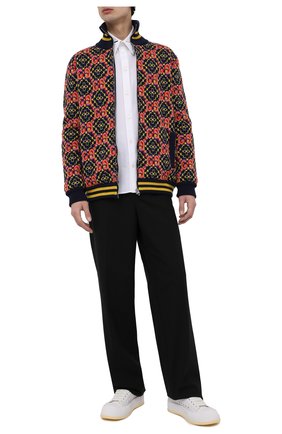 Мужской шерстяной кардиган GUCCI разноцветного цвета по цене 218500 руб., арт. 675998/XKB4V | Фото 2 Мужской шерстяной кардиган GUCCI разноцветного цвета, арт. 675998/XKB4V | Фото 2 (Рукава: Длинные; Материал внешний: Шерсть; Длина (для топов): Стандартные; Материал подклада: Синтетический материал; Мужское Кросс-КТ: Кардиган-одежда; Стили: Кэжуэл; Региональные ограничения белый список (Axapta Mercury): RU)
