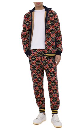 Мужские шерстяные джоггеры GUCCI разноцветного цвета по цене 146000 руб., арт. 675999/XKB4V | Фото 2 Мужские шерстяные джоггеры GUCCI разноцветного цвета, арт. 675999/XKB4V | Фото 2 (Материал внешний: Шерсть; Длина (брюки, джинсы): Стандартные; Мужское Кросс-КТ: Брюки-трикотаж; Силуэт М (брюки): Джоггеры; Стили: Спорт-шик; Региональные ограничения белый список (Axapta Mercury): RU)