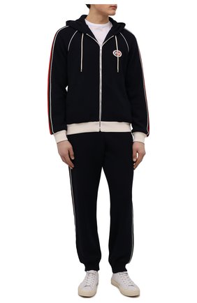 Мужской шерстяной кардиган GUCCI темно-синего цвета по цене 206500 руб., арт. 673290/XJDUW | Фото 2 Мужской шерстяной кардиган GUCCI темно-синего цвета, арт. 673290/XJDUW | Фото 2 (Длина (для топов): Стандартные; Рукава: Длинные; Материал внешний: Шерсть; Материал подклада: Синтетический материал; Мужское Кросс-КТ: Кардиган-одежда; Стили: Спорт-шик; Региональные ограничения белый список (Axapta Mercury): RU)