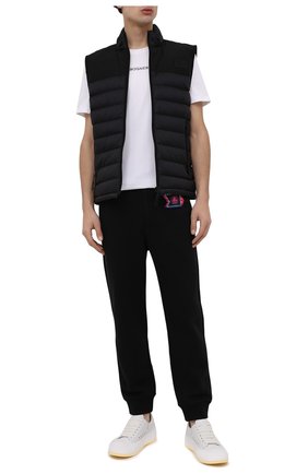 Мужские хлопковые джоггеры EMPORIO ARMANI черного цвета по цене 35250 руб., арт. 3L1P8P/1JW3Z | Фото 2 Мужские хлопковые джоггеры EMPORIO ARMANI черного цвета, арт. 3L1P8P/1JW3Z | Фото 2 (Длина (брюки, джинсы): Стандартные; Материал внешний: Хлопок; Силуэт М (брюки): Джоггеры; Стили: Спорт-шик)