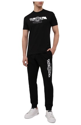 Мужские хлопковые джоггеры VERSACE черного цвета по цене 59950 руб., арт. 1004170/1A02861 | Фото 2 Мужские хлопковые джоггеры VERSACE черного цвета, арт. 1004170/1A02861 | Фото 2 (Длина (брюки, джинсы): Стандартные; Материал внешний: Хлопок; Силуэт М (брюки): Джоггеры; Стили: Спорт-шик)