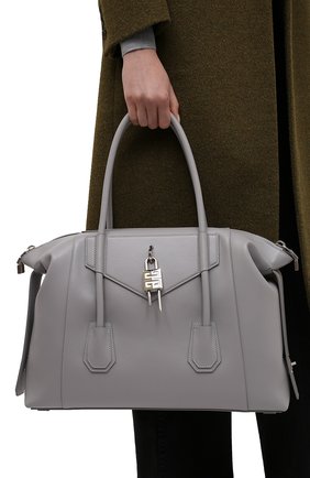 Женская сумка antigona GIVENCHY серого цвета по цене 172500 руб., арт. BB50HAB183 | Фото 2 Женская сумка antigona GIVENCHY серого цвета, арт. BB50HAB183 | Фото 2 (Размер: large; Материал: Натуральная кожа; Сумки-технические: Сумки через плечо, Сумки top-handle)