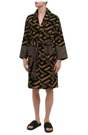 Мужской хлопковый халат VERSACE хаки цвета по цене 76350 руб., арт. ZACJ00064/ZC0SP131 | Фото 2 Мужской хлопковый халат VERSACE хаки цвета, арт. ZACJ00064/ZC0SP131 | Фото 2 (Рукава: Длинные; Материал внешний: Хлопок; Длина (верхняя одежда): Длинные; Кросс-КТ: домашняя одежда)