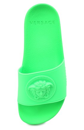 Мужского шлепанцы VERSACE зеленого цвета по цене 18800 руб., арт. YHX00047/1A00333/29-34 | Фото 4 Мужского шлепанцы VERSACE зеленого цвета, арт. YHX00047/1A00333/29-34 | Фото 4 (Материал внешний: Резина)