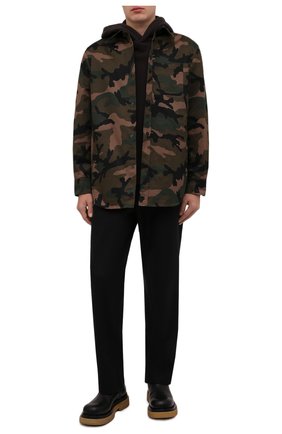 Мужская хлопковая куртка-рубашка VALENTINO хаки цвета по цене 149500 руб., арт. XV3CIA95810 | Фото 2 Мужская хлопковая куртка-рубашка VALENTINO хаки цвета, арт. XV3CIA95810 | Фото 2 (Рукава: Длинные; Материал внешний: Хлопок; Длина (верхняя одежда): До середины бедра; Кросс-КТ: Куртка, Ветровка; Стили: Милитари)
